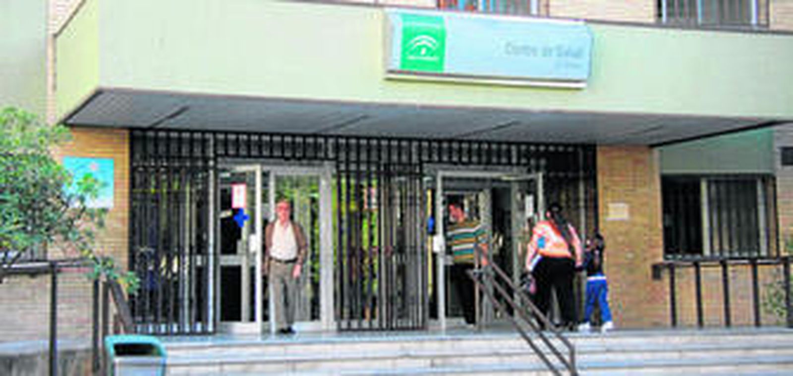 Entrada del centro de salud de El Greco, uno de los ambulatorios que abre las tardes de julio y agosto.