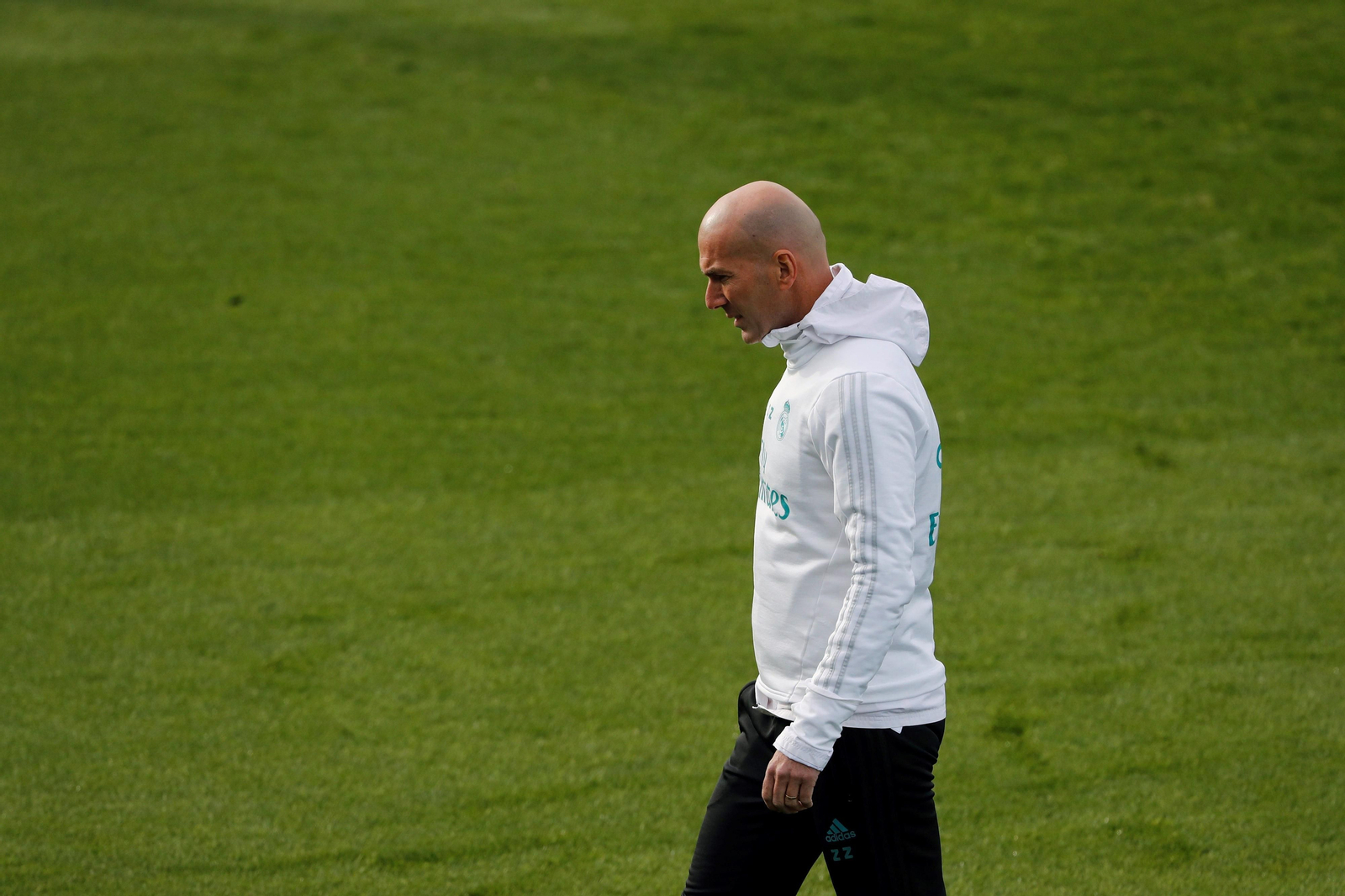 Zinedine Zidane, durante el entrenamiento realizado en la ciudad deportiva de Valdebebas.
