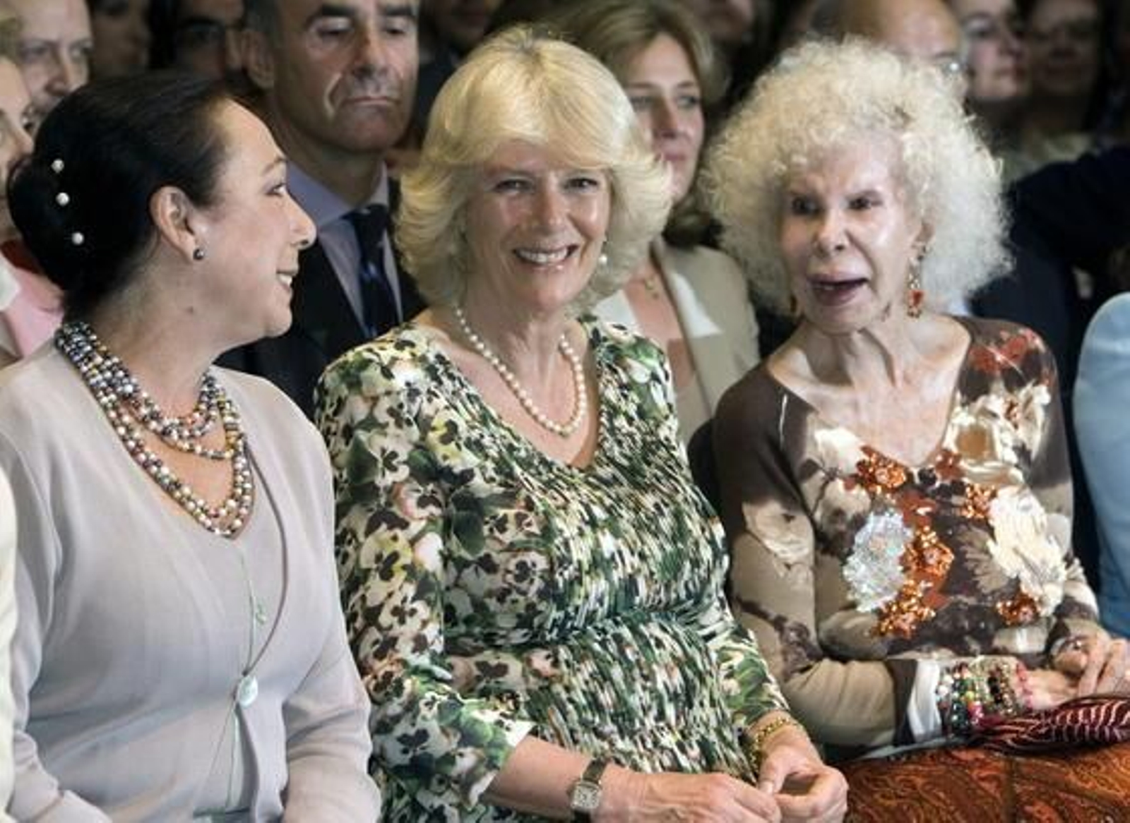 Cayetana de Alba con la duquesa de Cornualles Camila Parker Bowles.