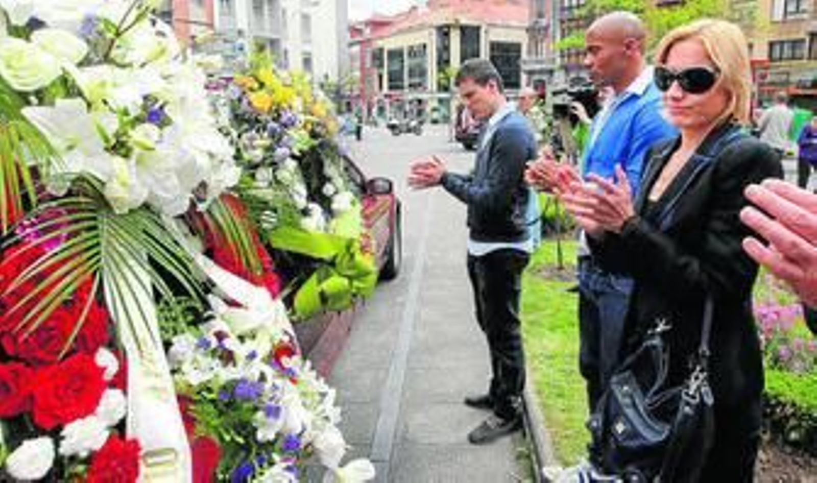 Marta Domínguez y Pedro Pablo Nolet aplauden el paso del féretro con el cuerpo sin vida de Yago Lamela.