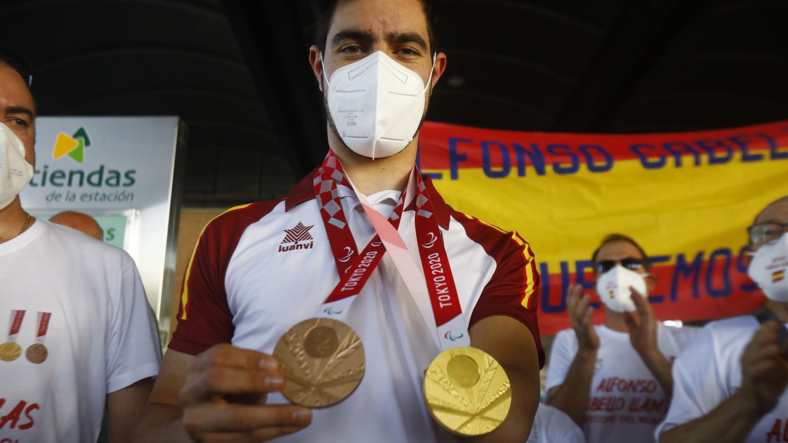 Alfonso Cabello posa con sus medallas a su llegada a Córdoba.