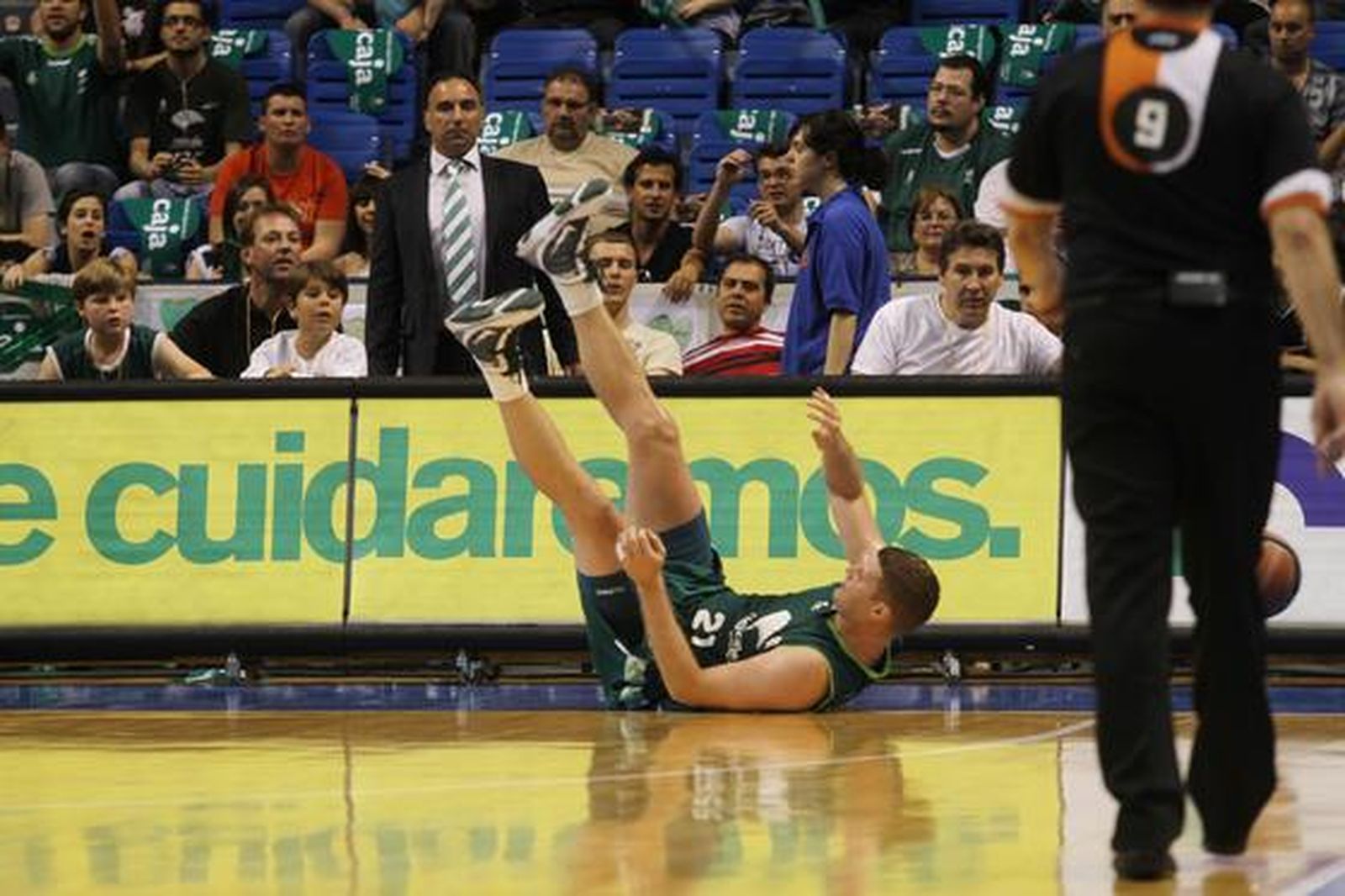 El Unicaja saca la visa virtual para los 'play off' por el título con una convincente victoria ante el Blancos de Rueda (88-58).