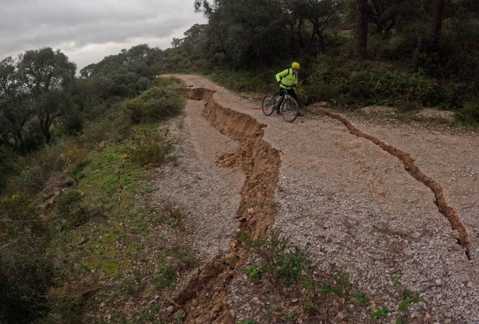 El carril de Las Corzas, edestrozado tras los temporales.