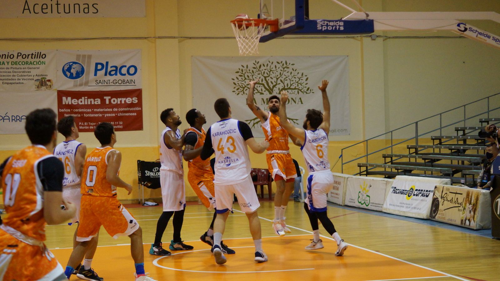 Lance del partido en el Alameda.