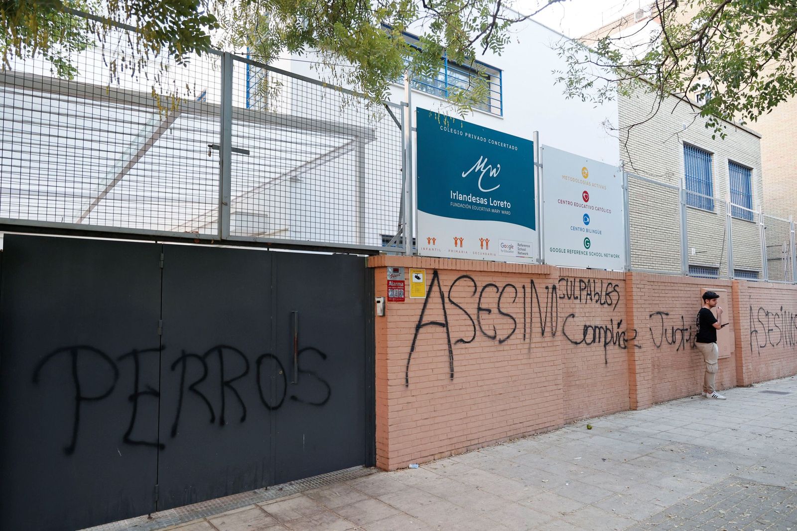 El colegio Irlandesas de Loreto, con pintadas insultantes y ofensivas tras el suicidio de Sandra Peña.