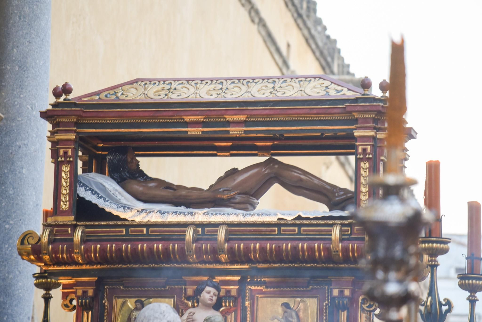 El traslado del Sepulcro de El Carpio tras el Magno Vía Crucis de Córdoba, en imágenes