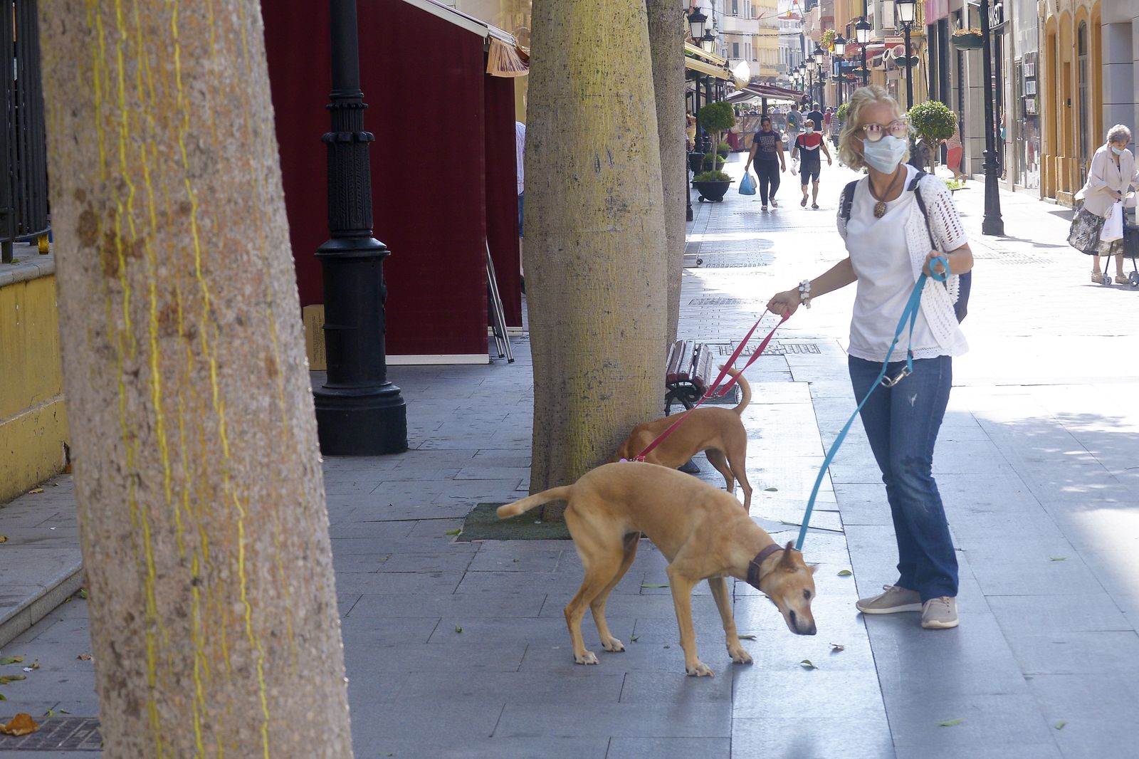Imágenes del primer día de obligatoriedad de las mascarillas en La Linea.