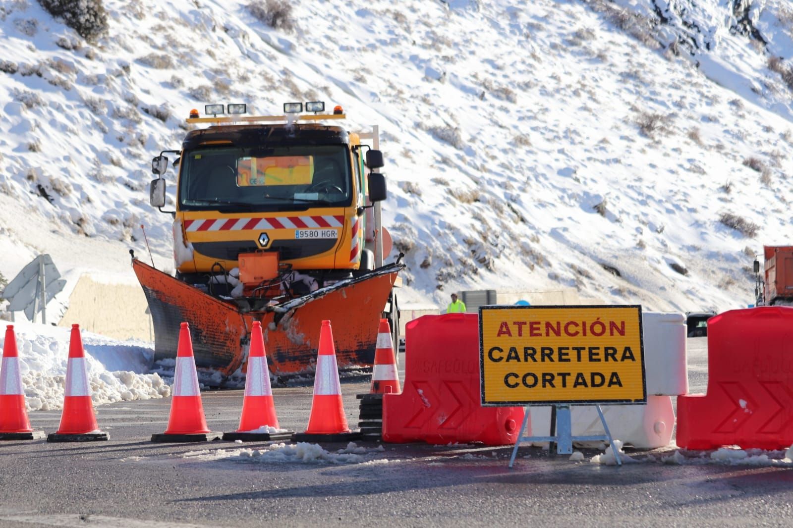 Maquinarias trabajando en la carretera de Sierra Nevada