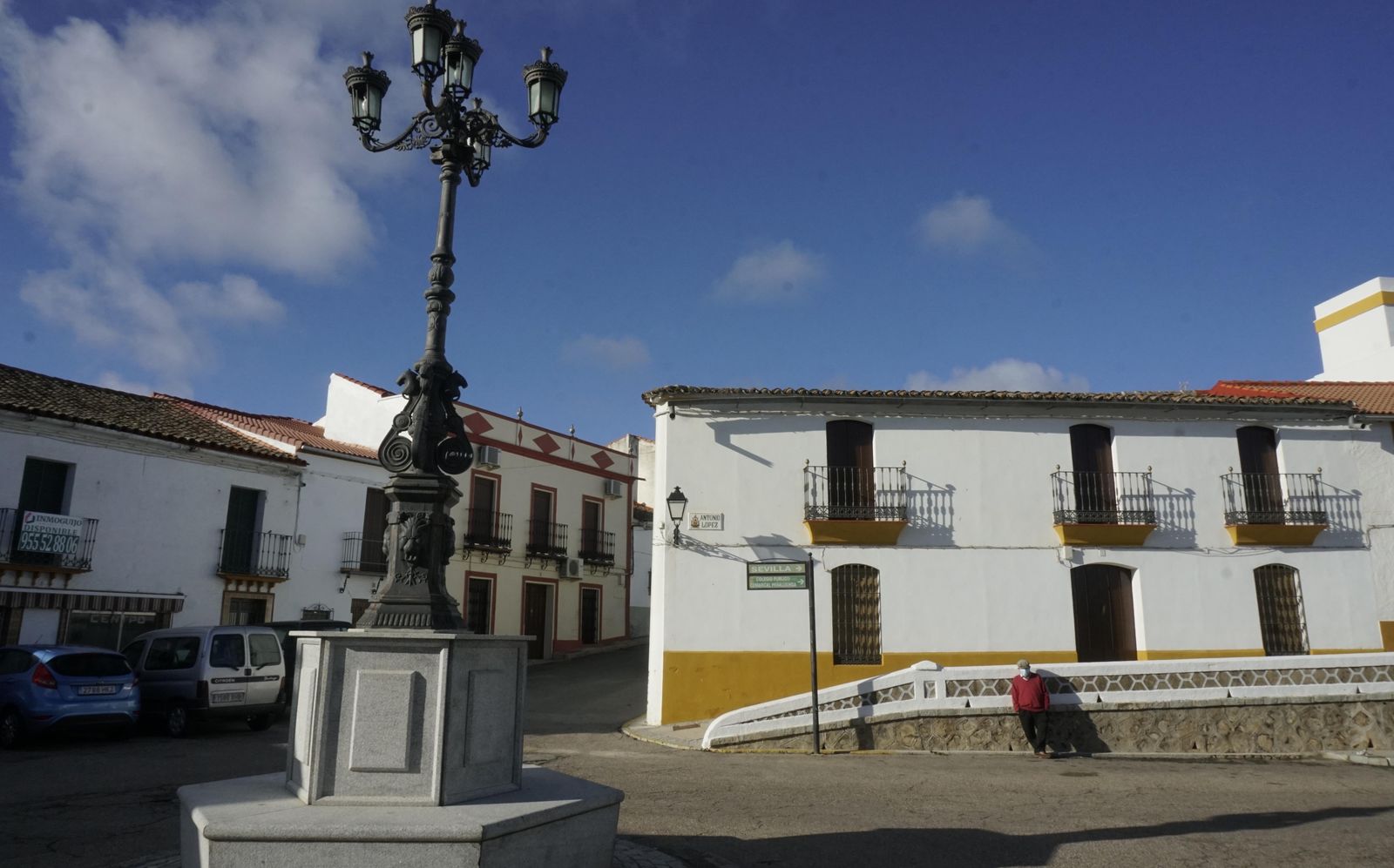 Un hombre en una de las plazas de Castillo de las Guardas, en una imagen de archivo.
