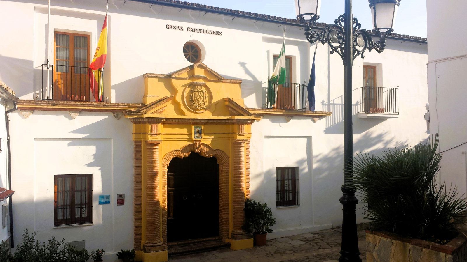 Fachada del Ayuntamiento de Villaluenga del Rosario. Fachada del Ayuntamiento de Villaluenga del Rosario.
