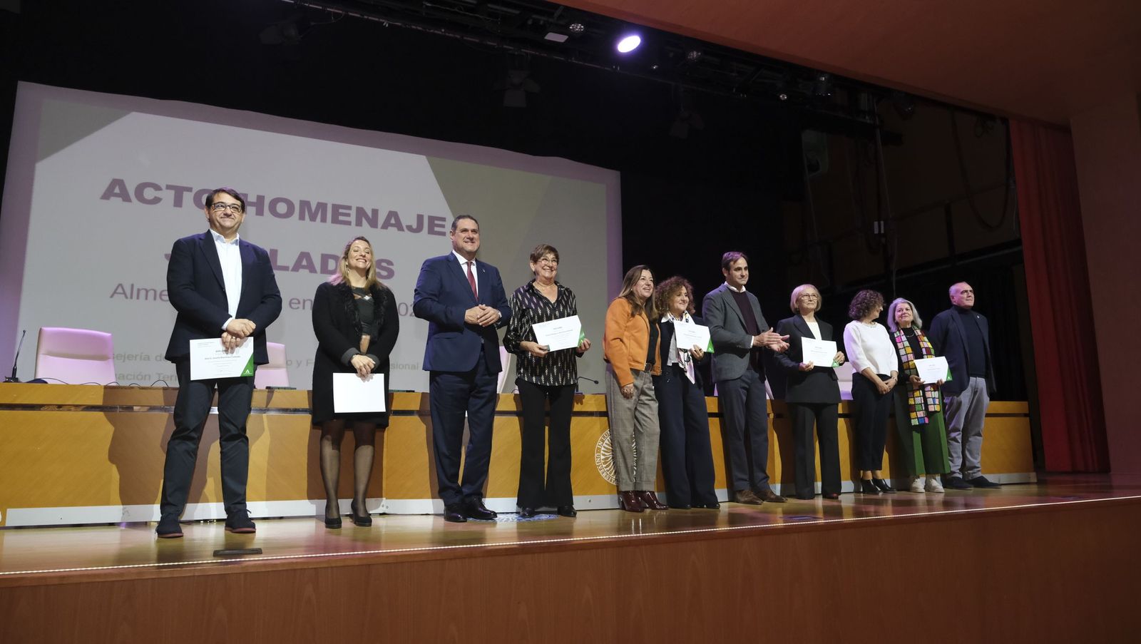 Los maestros docentes jubilados reciben su homenaje en la paraninfo de la UAL