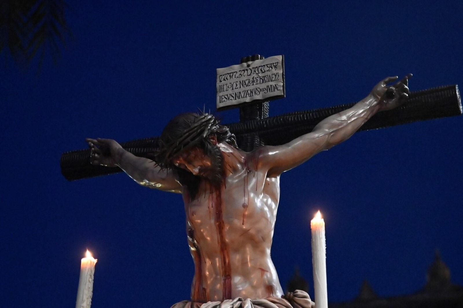 El Cristo de la Piedad preside el vía crucis de las cofradías, en imágenes