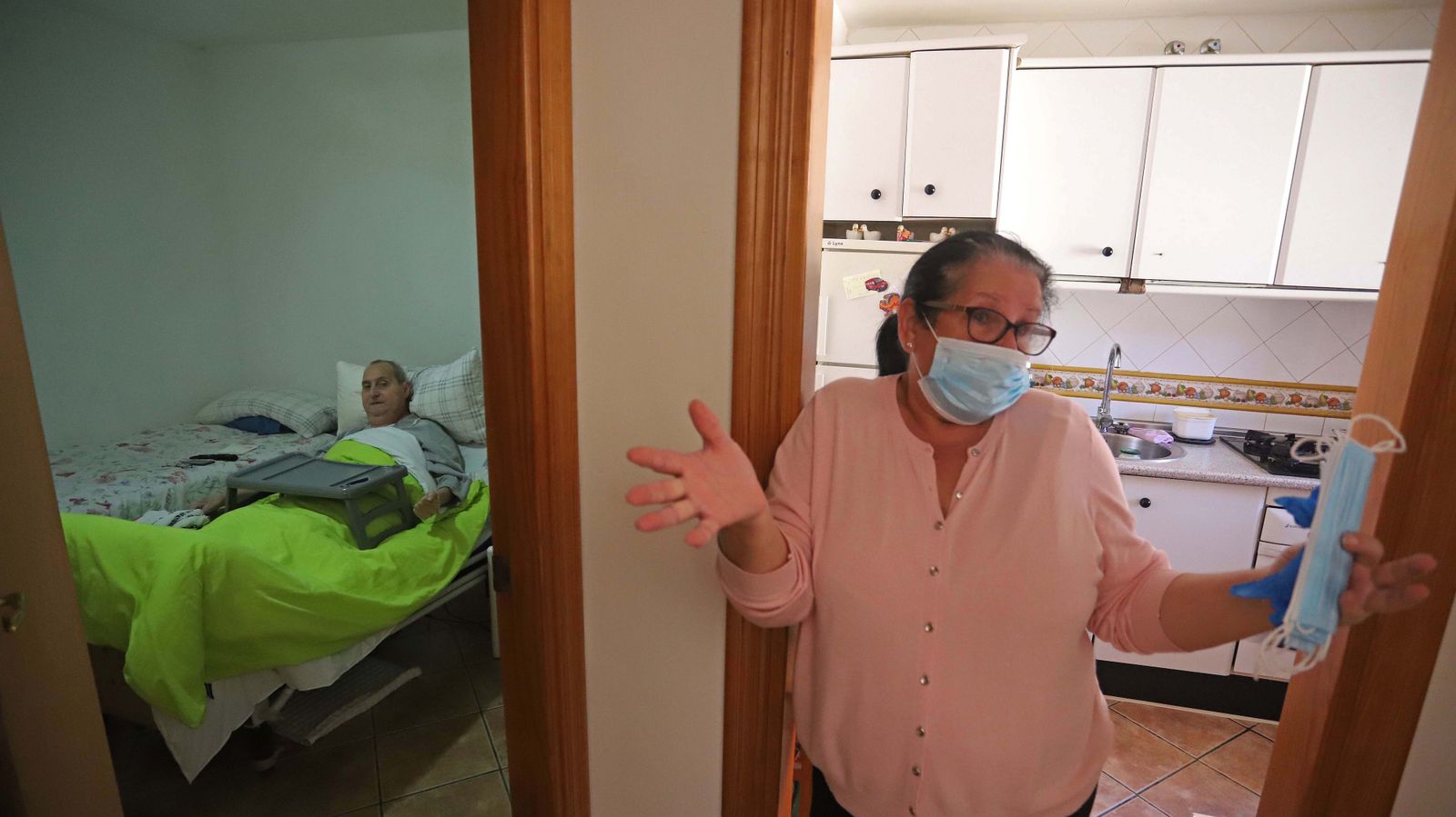 Francisco Juaréz, el único positivo hasta fecha de San Martín del Tesorillo, junto a su esposa en la vivienda familiar