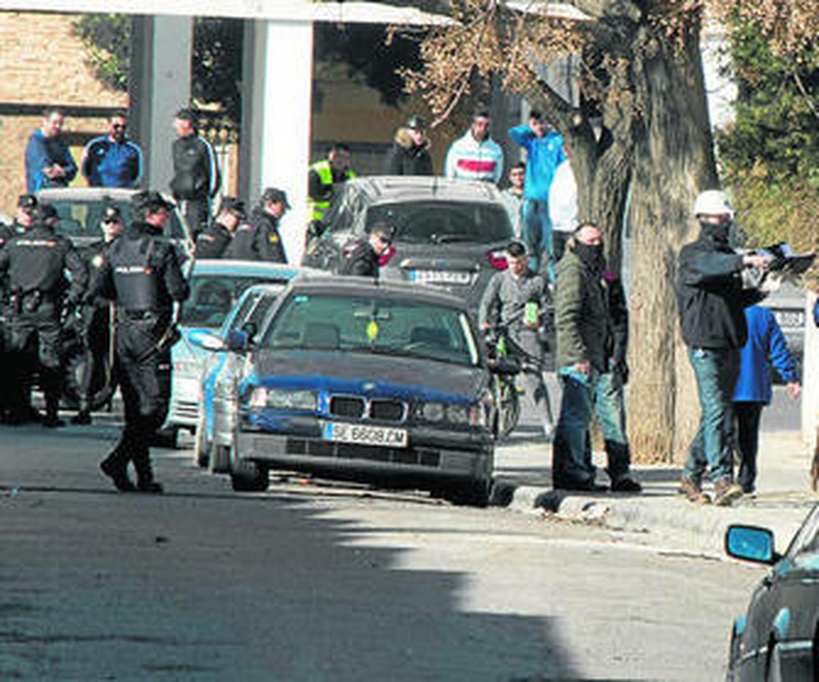 Agentes de policía, ayer con operarios de Endesa -a la derecha- en la zona norte de Granada.
