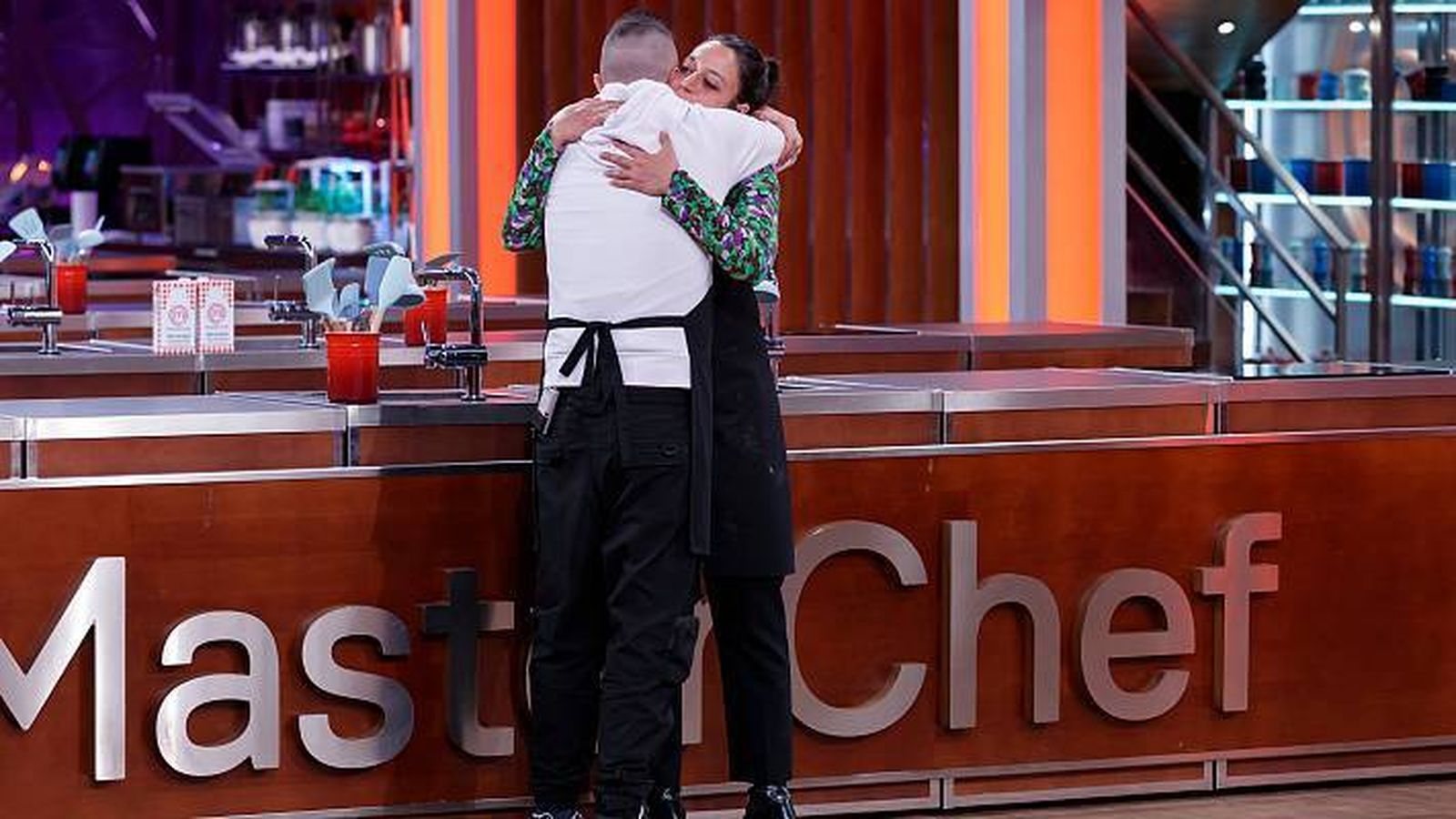 Ana se abraza a Jotha en su despedida