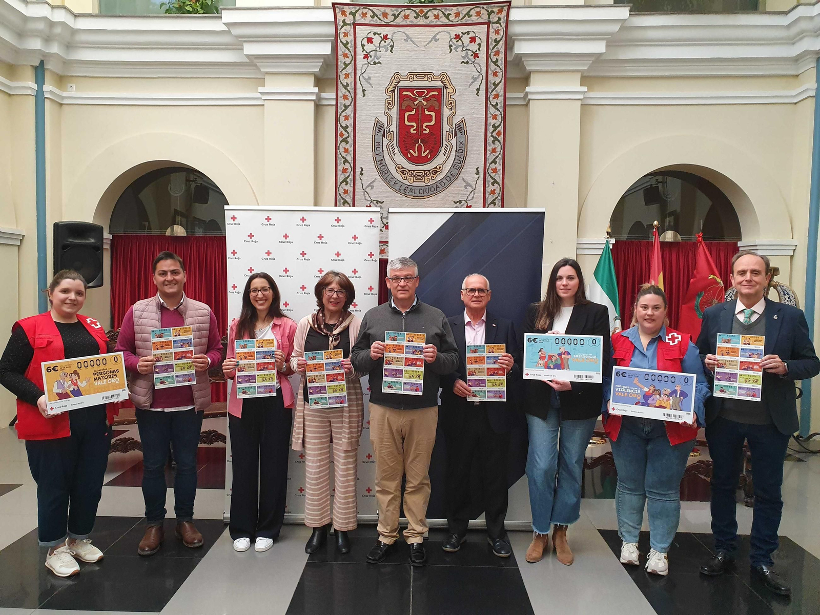Presentación del Sorteo de la Cruz Roja, en el patio del Ayuntamiento de Guadix.