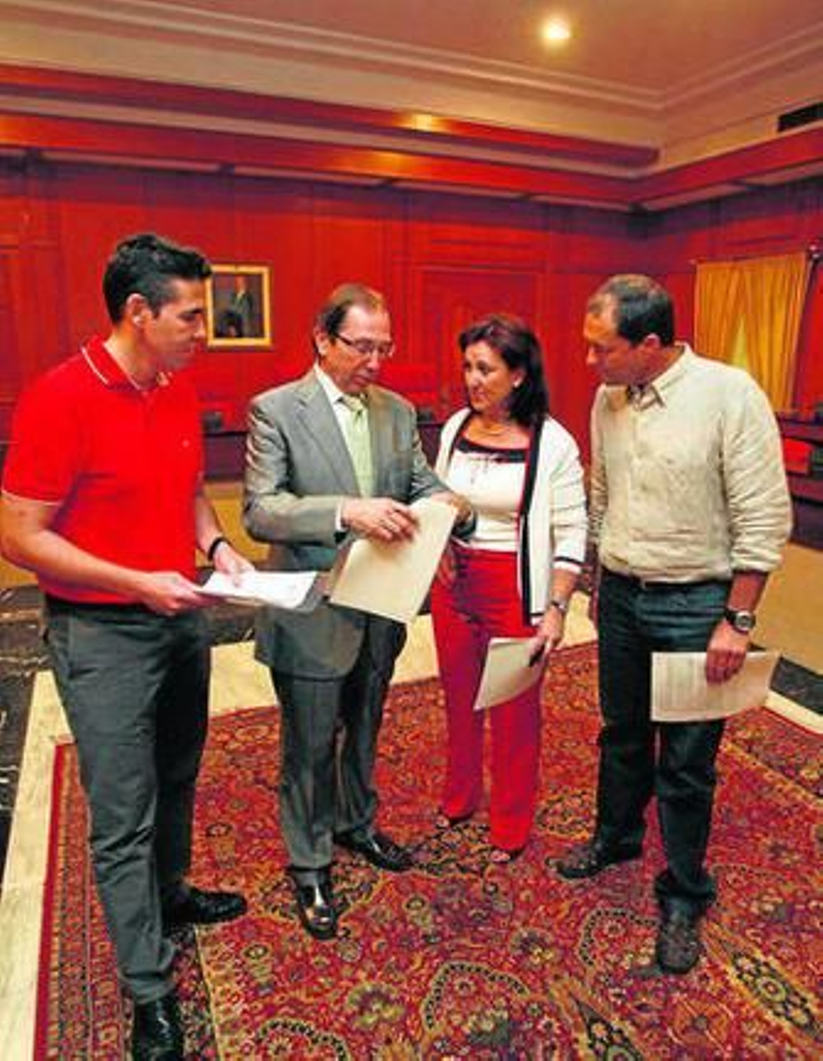 Jaén y Ruiz, en el centro, con técnicos del Zoo y el Botánico.