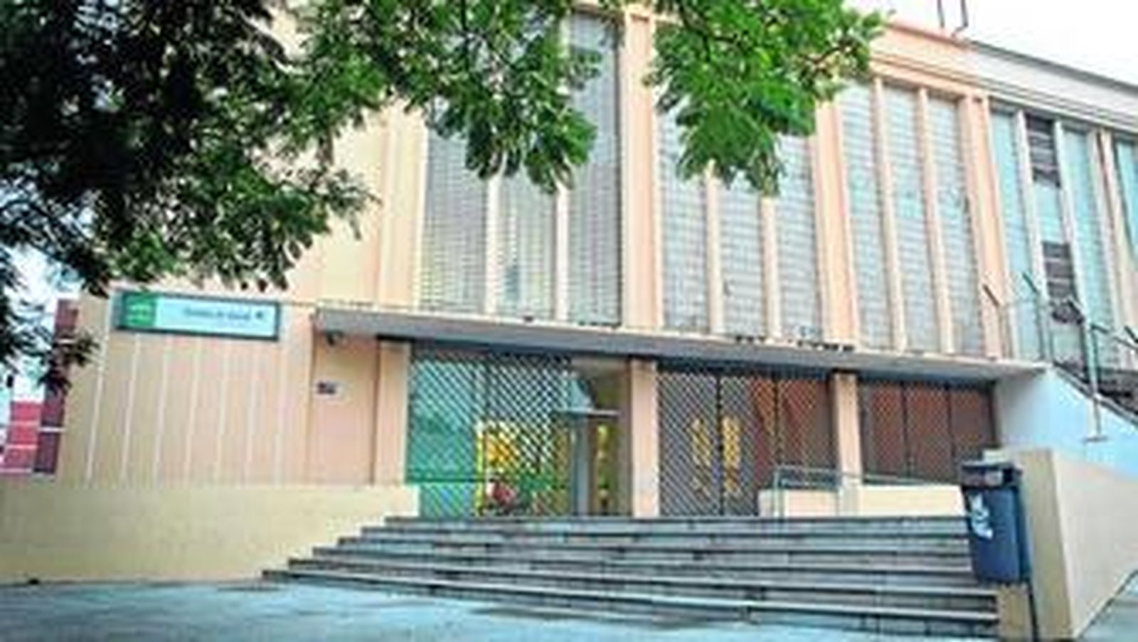 Fachada principal del centro de salud de la barriada de Loreto.