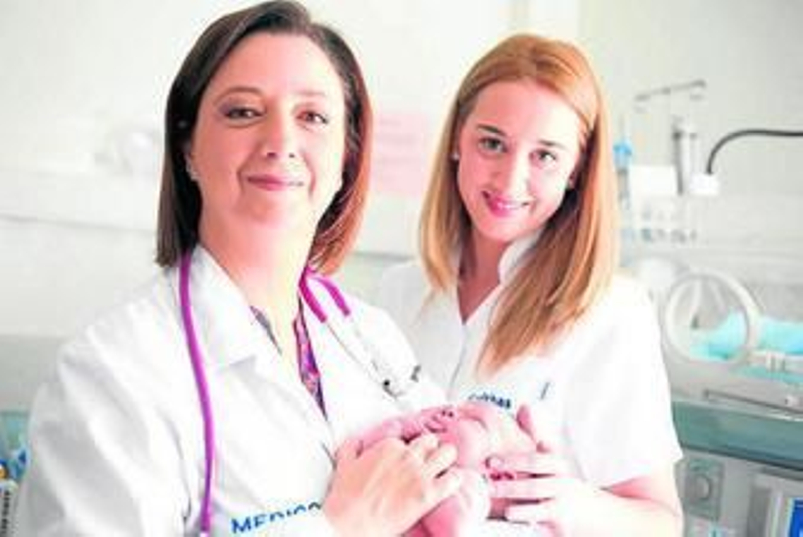 La coordinadora de la Unidad junto a otra de las profesionales.