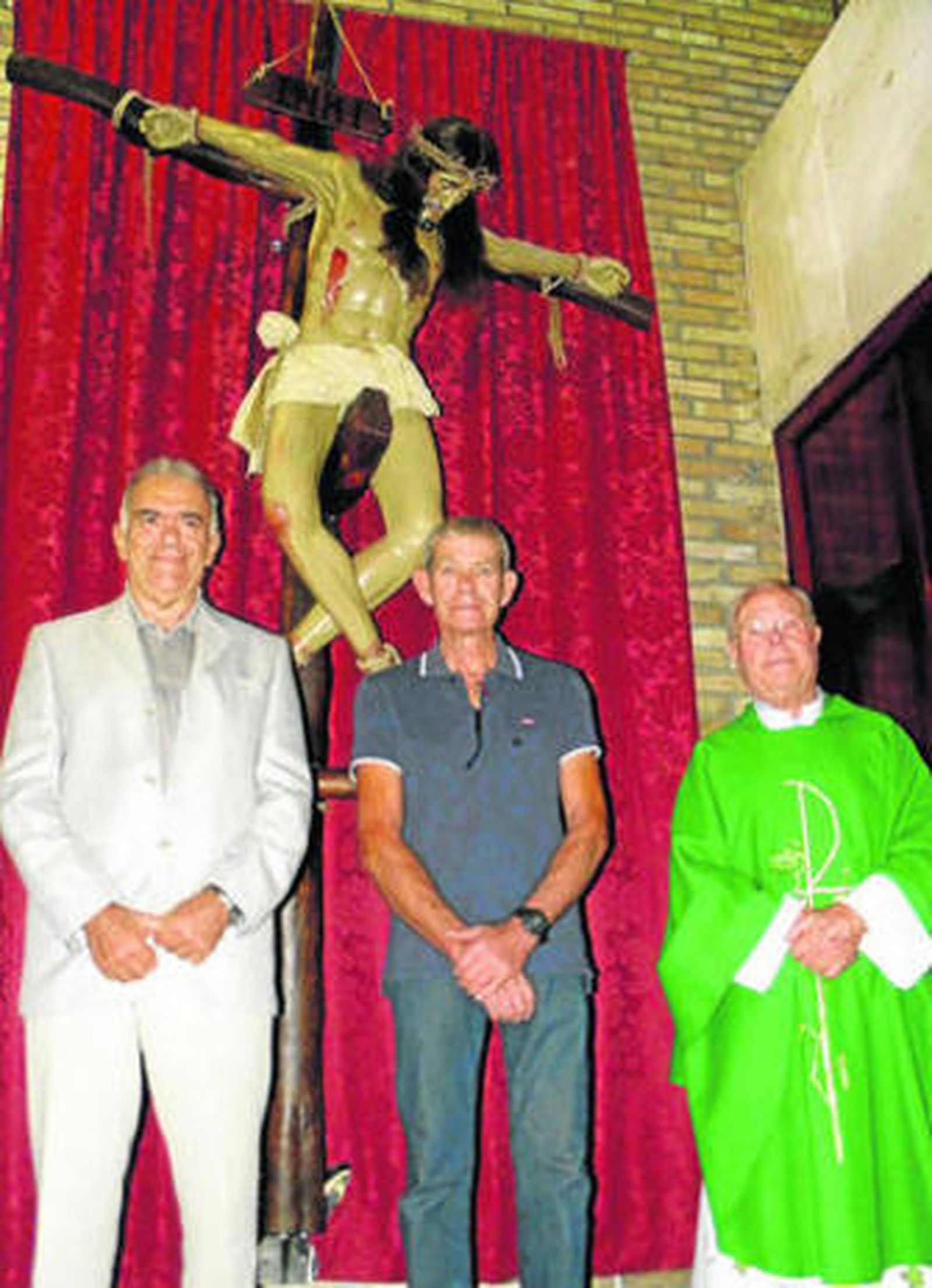 José Benito Prieto, David Arjona y el párroco junto a la imagen donada.