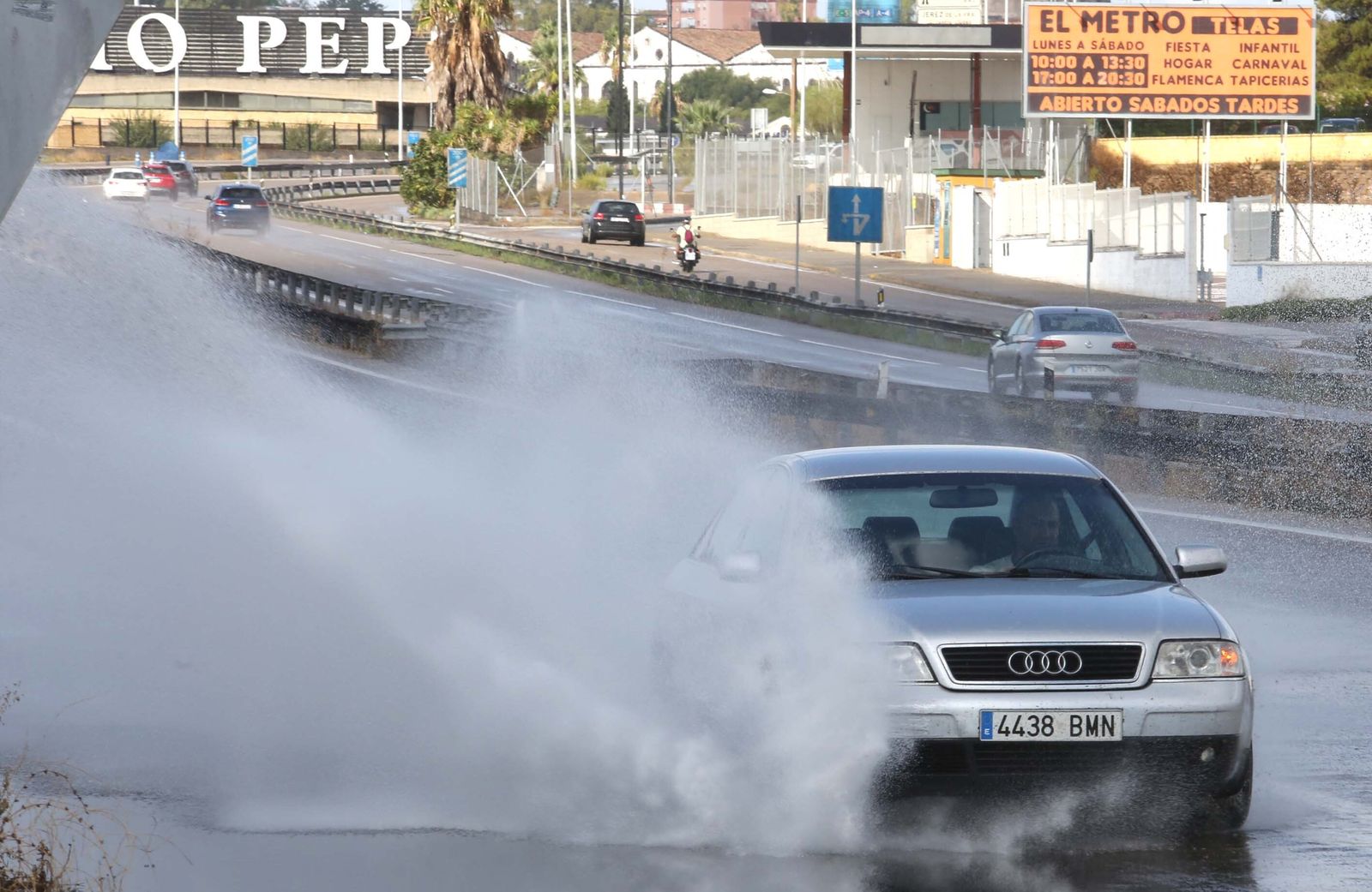 Un coche atraviesa un charco ayer en uno de los accesos al casco urbano de Jerez.