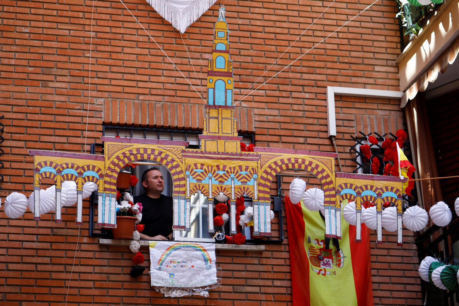 'Miniportada' de la Feria en un bloque de viviendas de Córdoba.