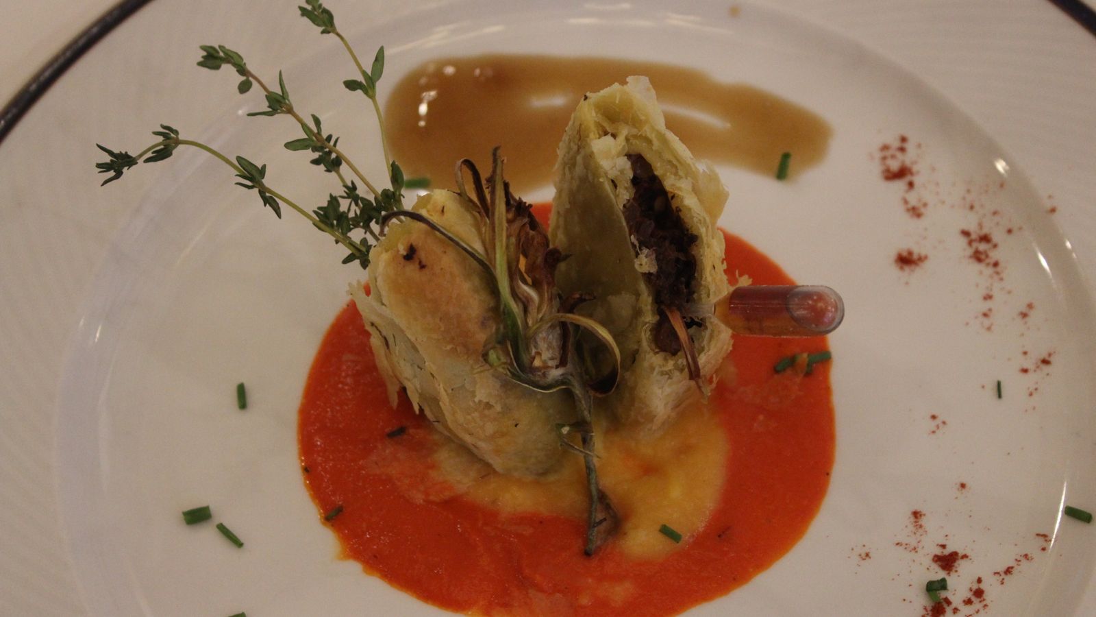 Wellington de res brava sobre manto de hummus con salsa de PX.