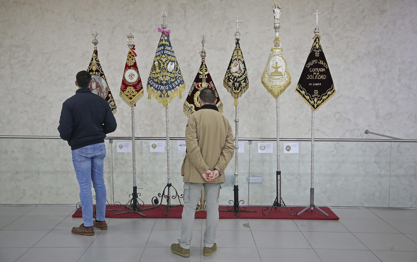 La exposición de enseres cofrades en La Línea.