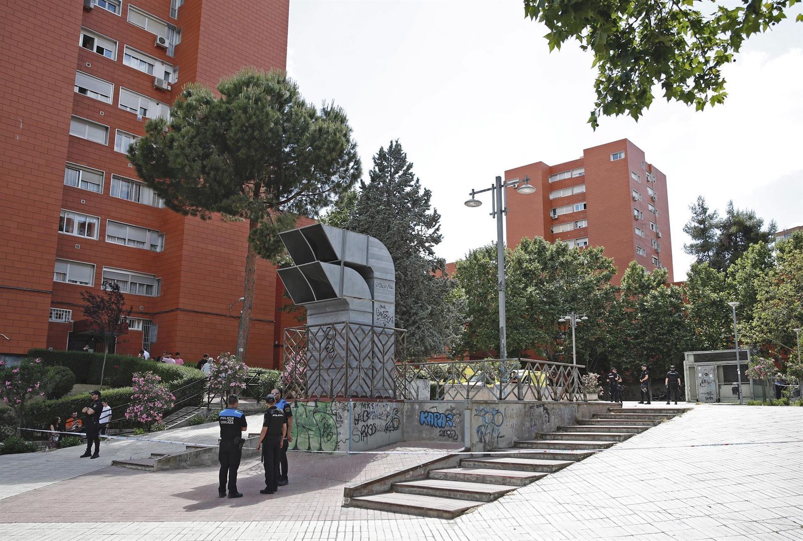 Negociadores de la Policía Nacional siguen intentando convencer al hombre que se ha atrincherado con su hija menor de edad en Coslada