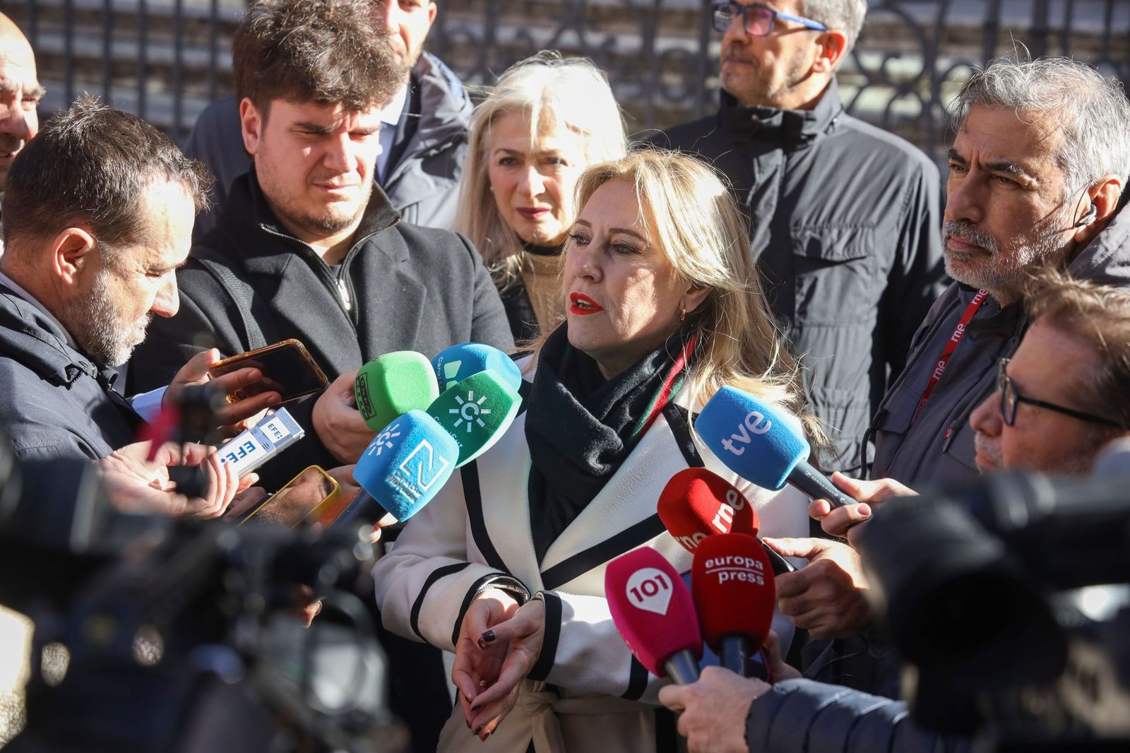 La portavoz del Gobierno andaluz y consejera de Hacienda, Carolina España, atiende a los medios este viernes.