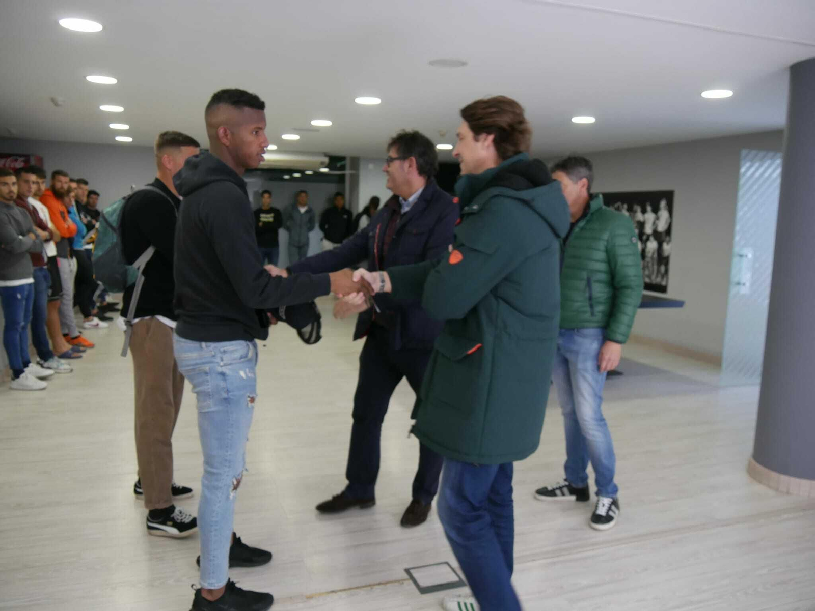 Javier González Calvo y Adrián Fernández, seguidos de Alfonso Serrano, saludan a Fidel Escobar.