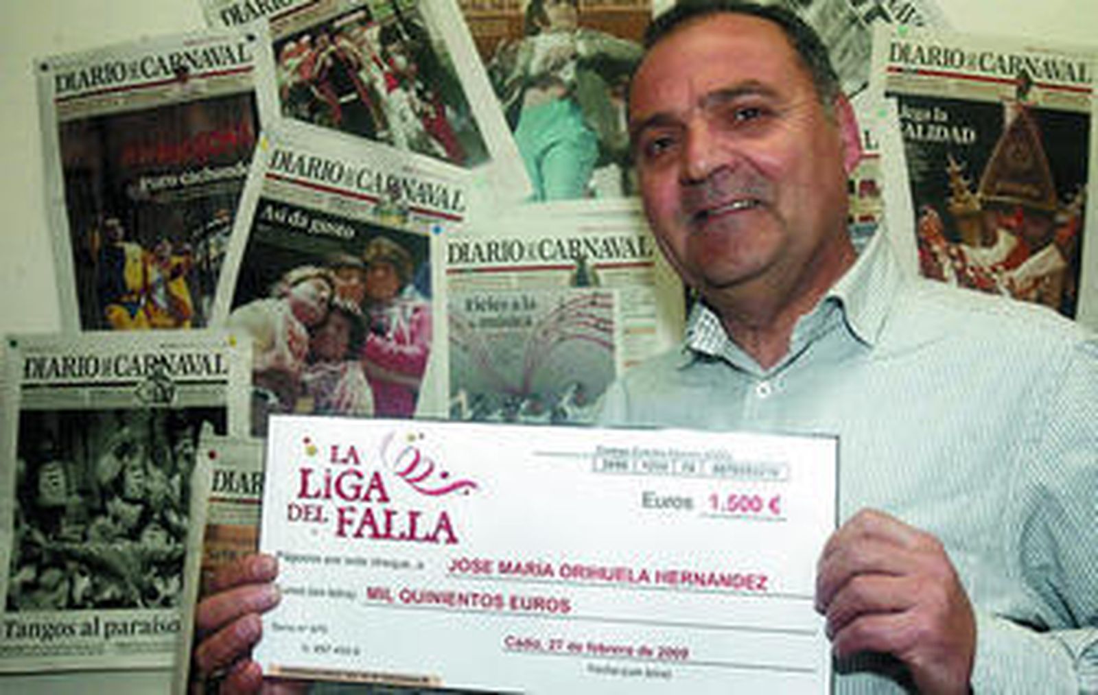 José María Orihuela, con el cheque que le acredita como ganador de la Liga del Falla.