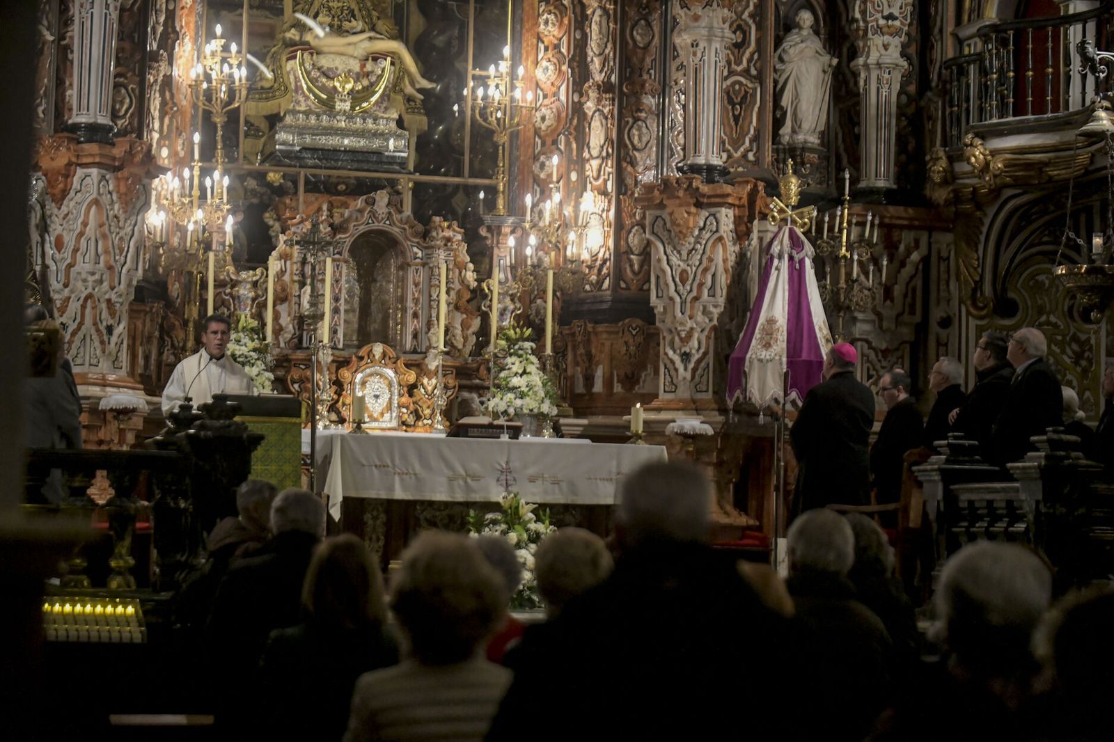 Así ha sido el rosario por la salud del Papa en Granada