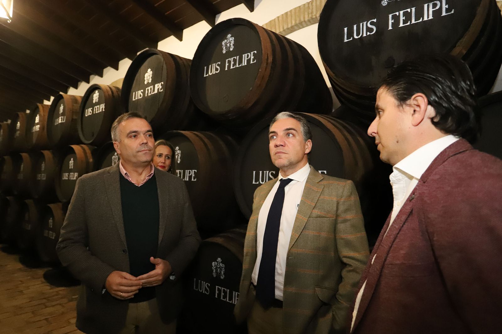 El Consejero de la Presidencia de la Junta de Andalucía, Elías Bendodo, (centro) en Bodegas Rubio.