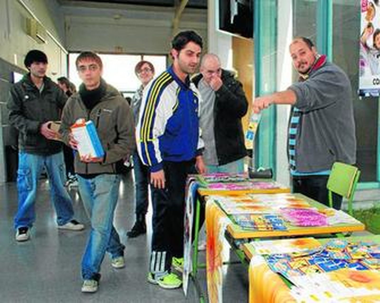 Voluntarios del Caruh y Cruz Roja distribuyeron ayer preservativos e información en el Campus del Carmen.