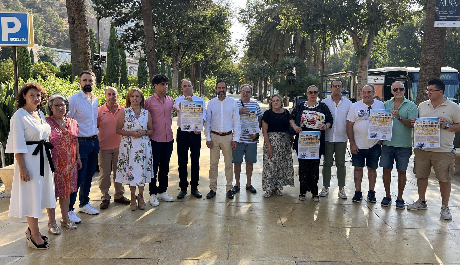El portavoz del PSOE, Dani Pérez, junto a los trabajadores de Parcemasa.