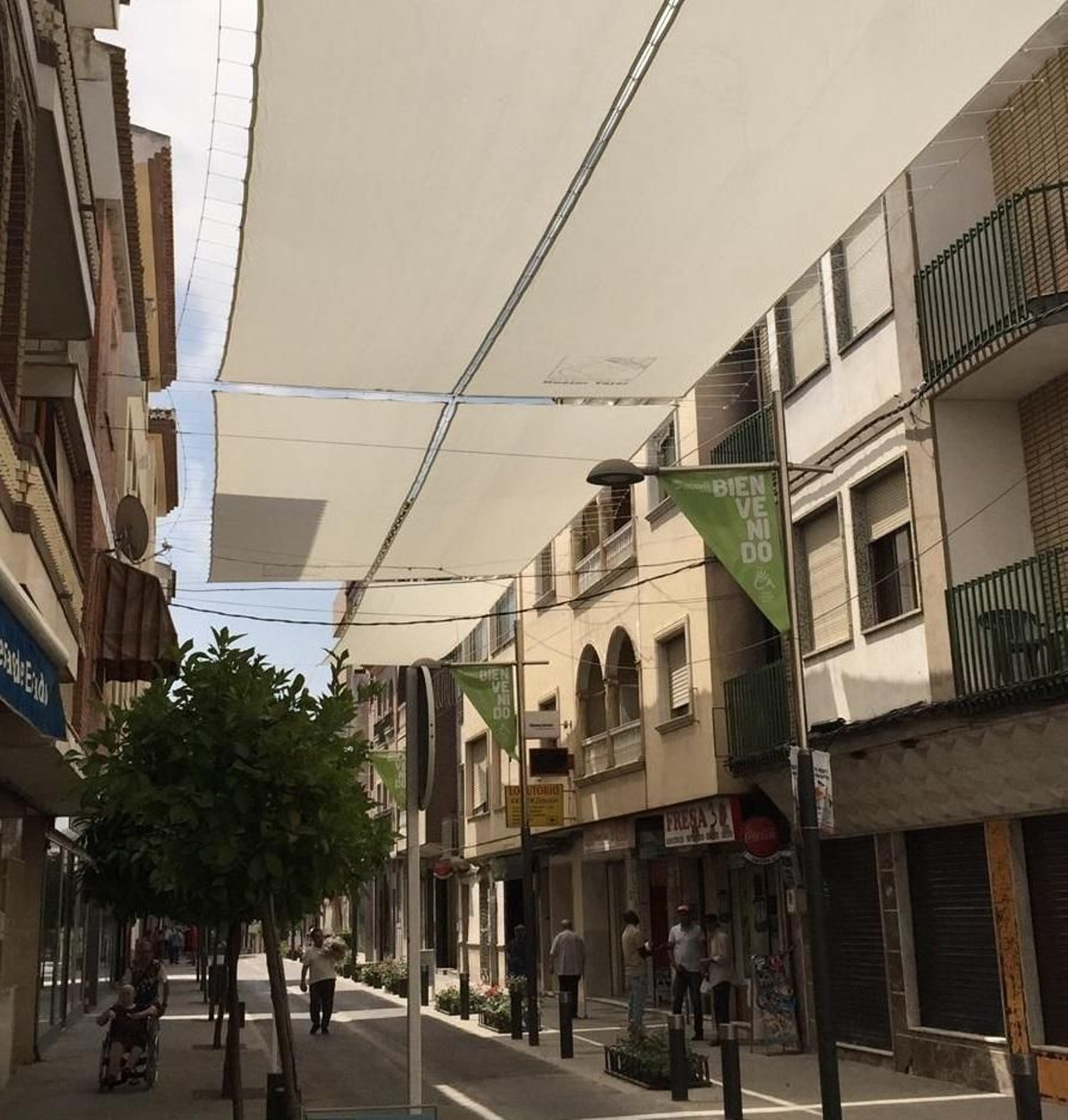 Imagen de los toldos colocados en la calle Ancha de la localidad de Huétor Tájar