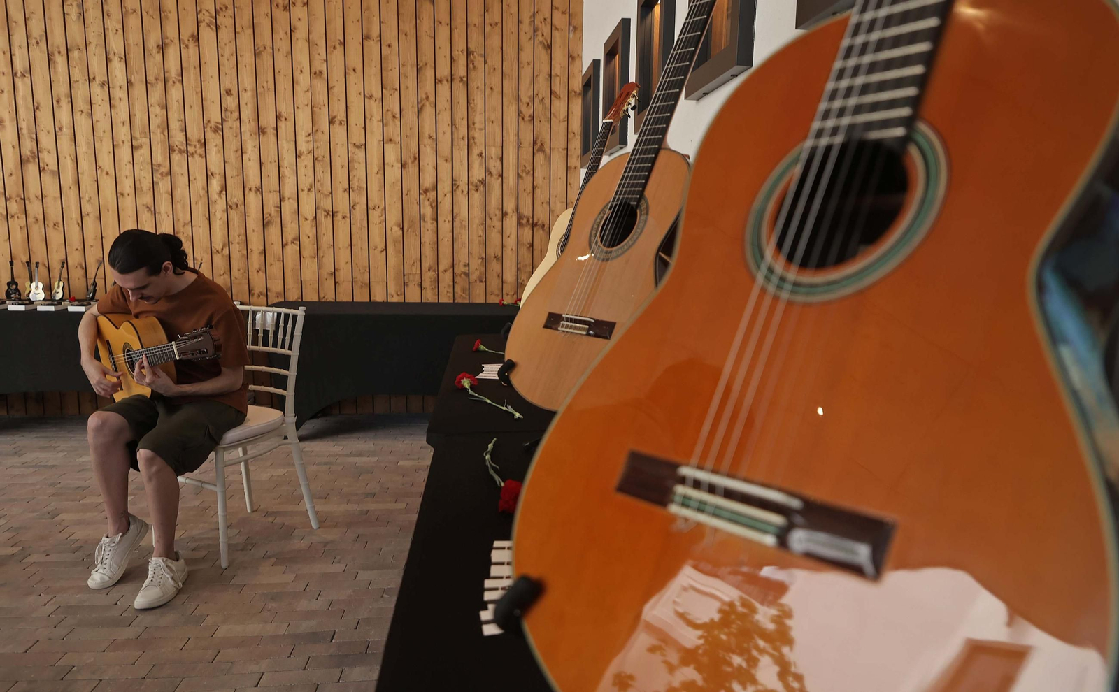 Fotos del encuentro de maestros Luthiers en el centro de interpretación Paco de Lucía de Algeciras