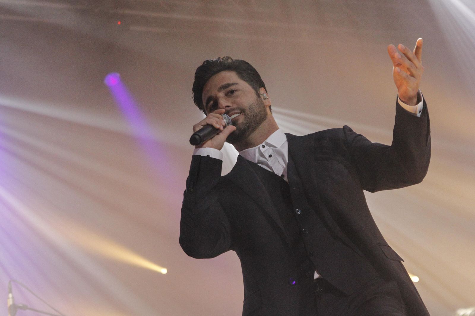 Bustamante  lo da todo con su disco 'Amor de los dos'