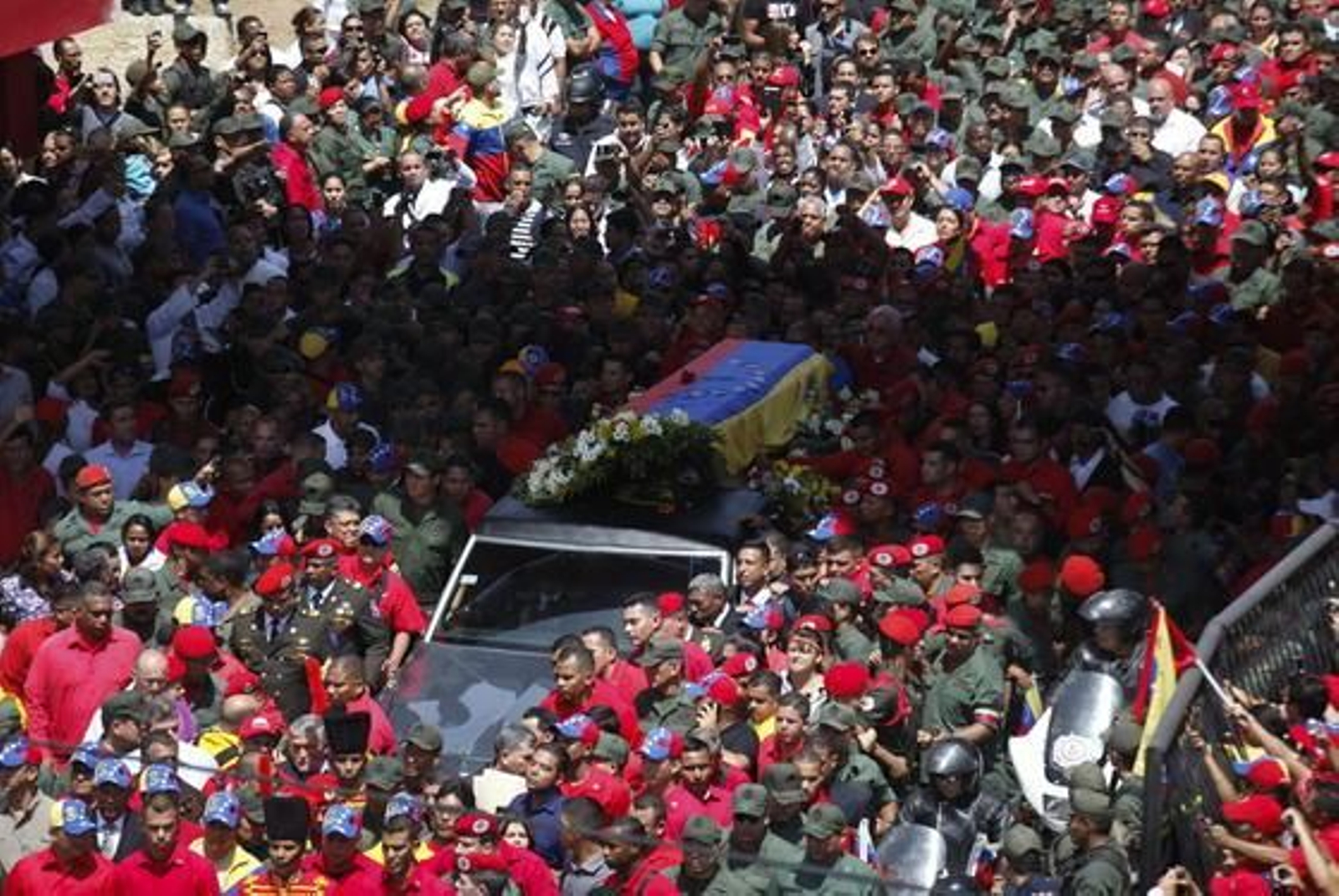 Multitudinario traslado del féretro de Chávez por las calles de Caracas.

Foto: Efe