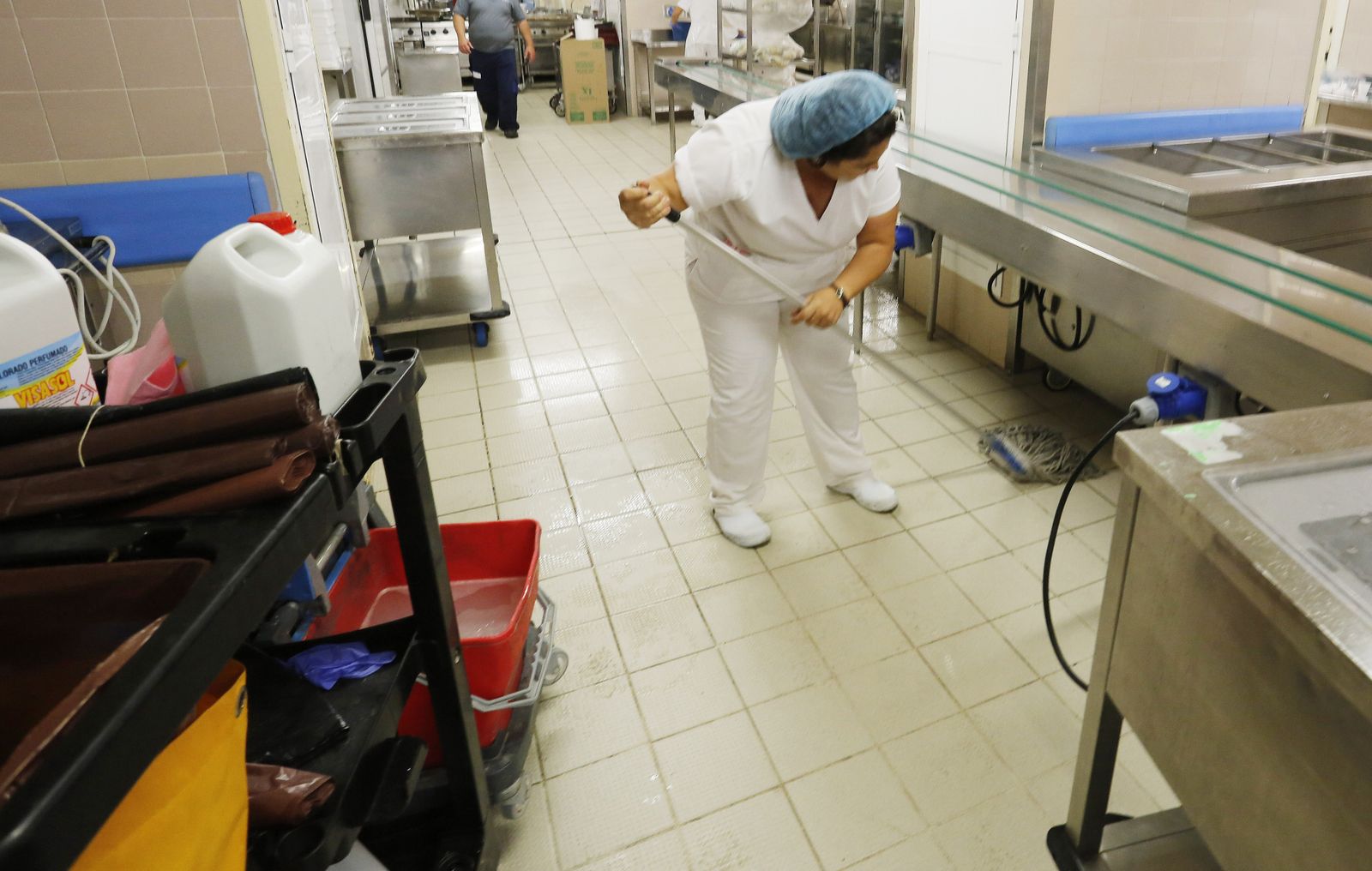 Empleada de la limpieza en el hospital.