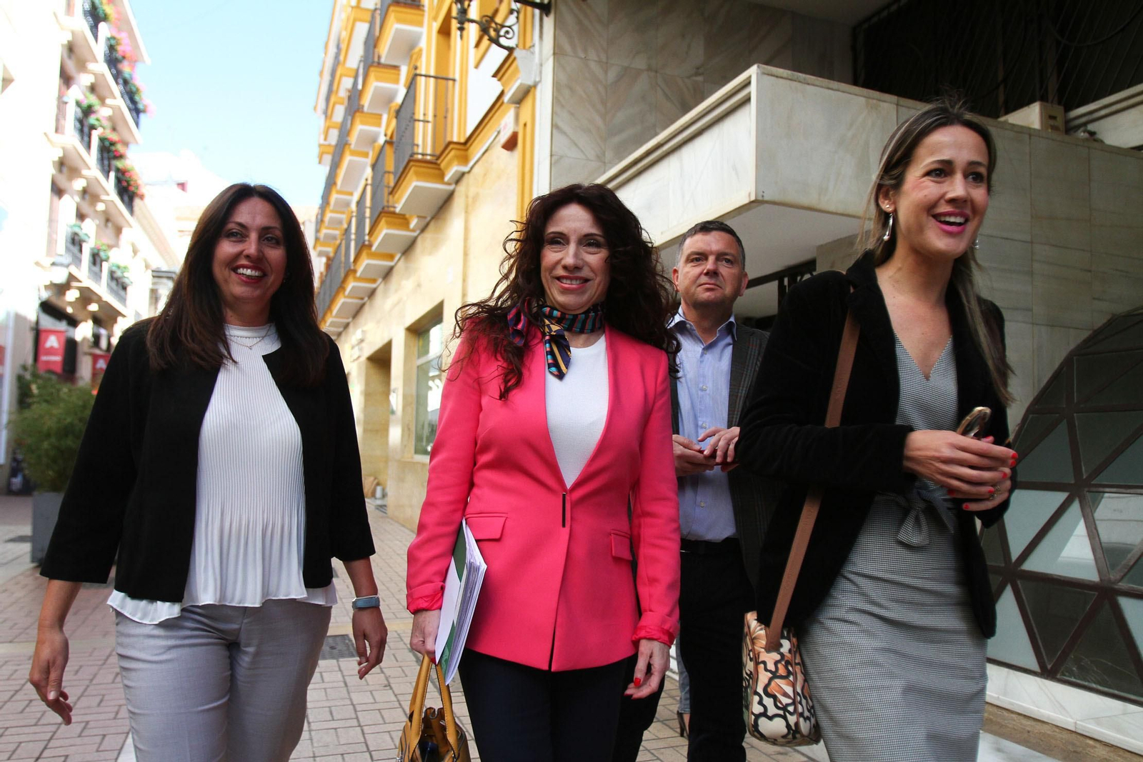 Rocío Ruiz -centro- por la calle Alcalde Mora Claros.