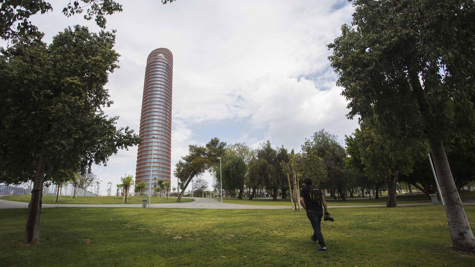 El Parque Magallanes con el rascacielos al lado.