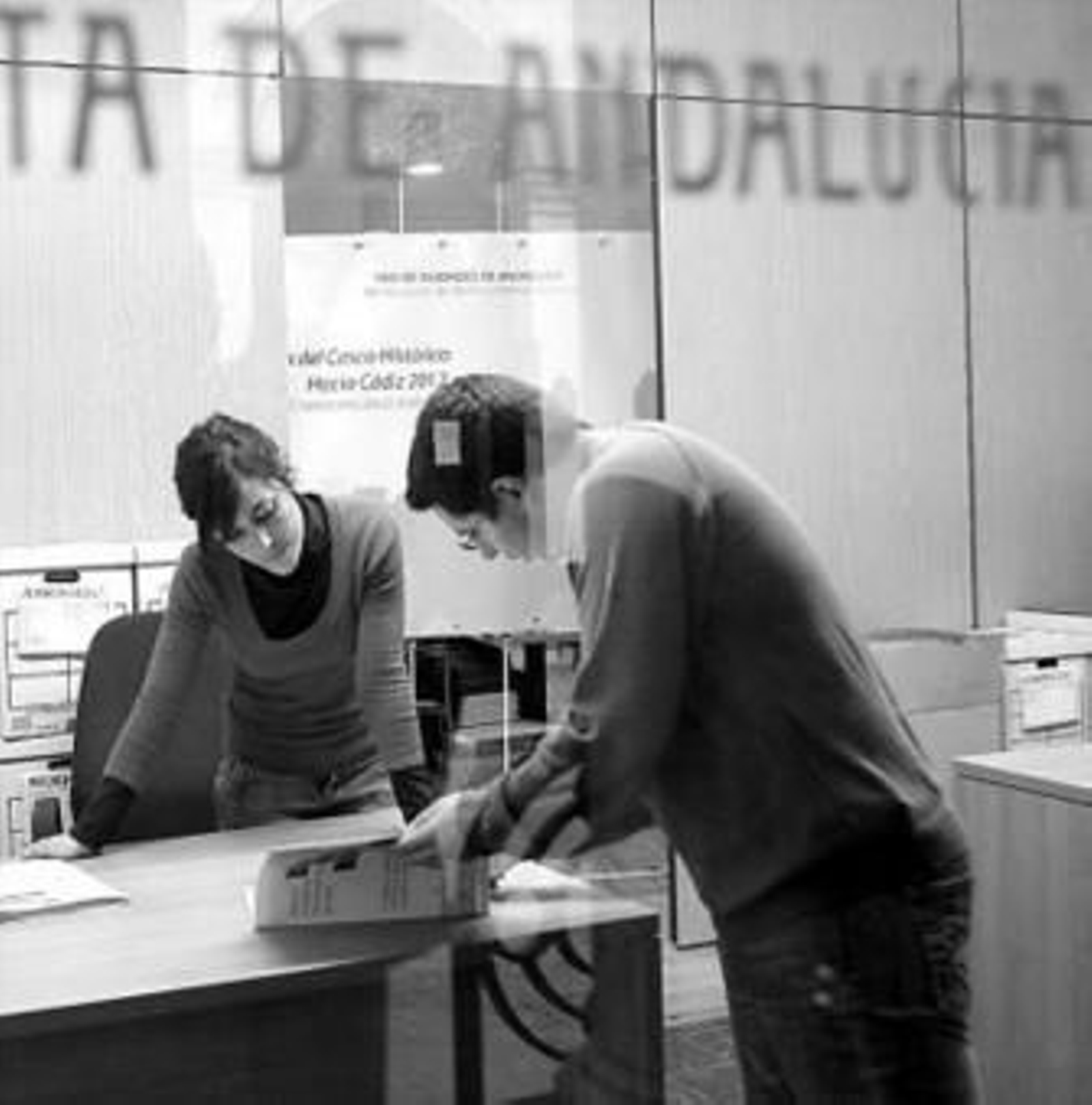 Primer día de retirada de solicitudes en la Oficina.