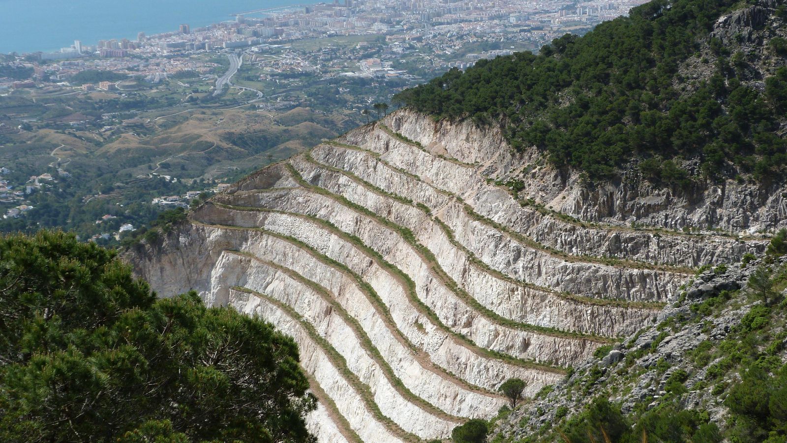En la Sierra de Mijas nos cruzaremos con una cantera restaurada, pero apenas se nota que está ahí.