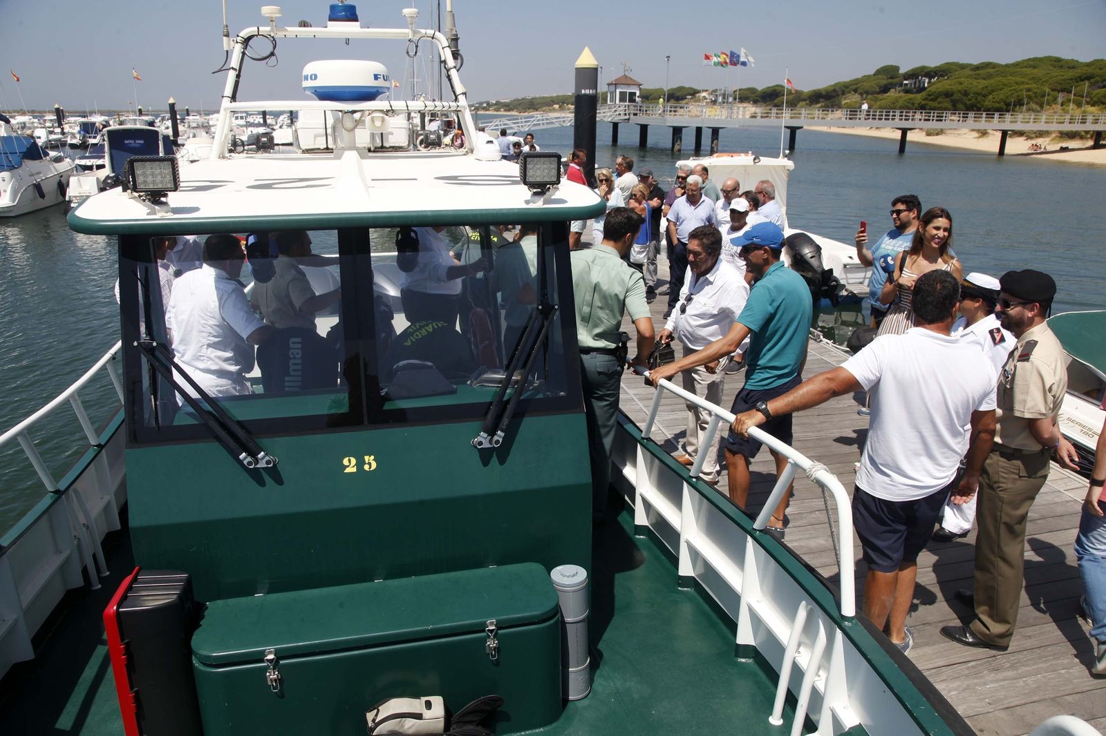 La charla informativa incluyó un paseo en una de las patrulleras del Servicio Marítimo de la Guardia Civil.