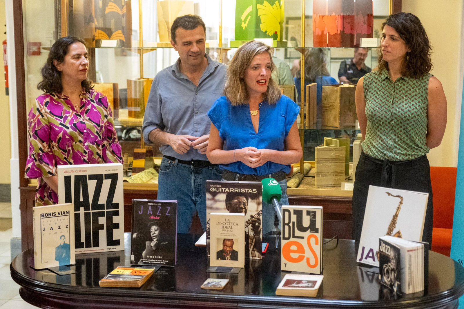 La concejala de Cultura, Maite González, recibe la donación de la biblioteca de jazz.