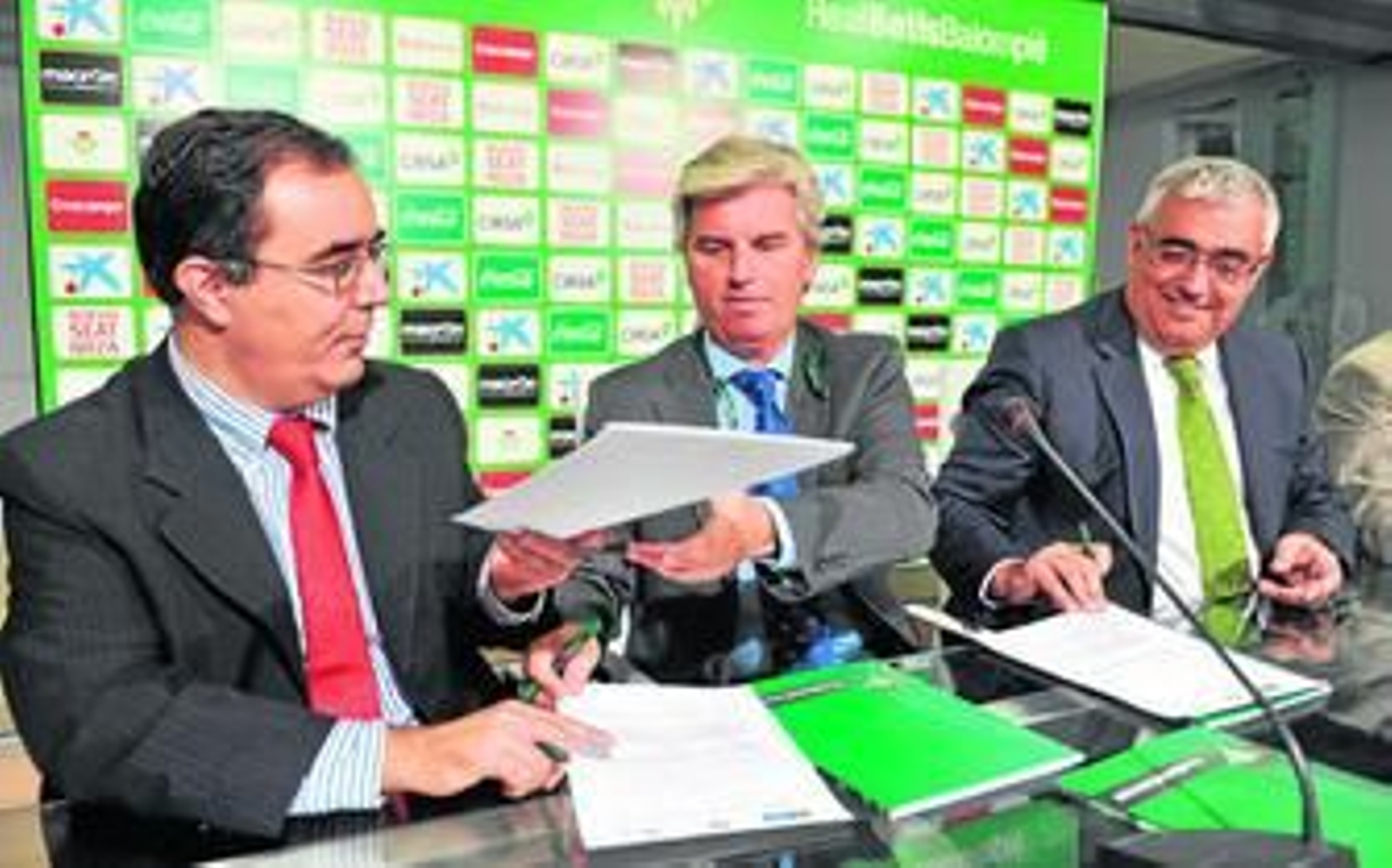 Miguel Guillén, durante la firma del convenio con la Universidad de Sevilla y la UPO.