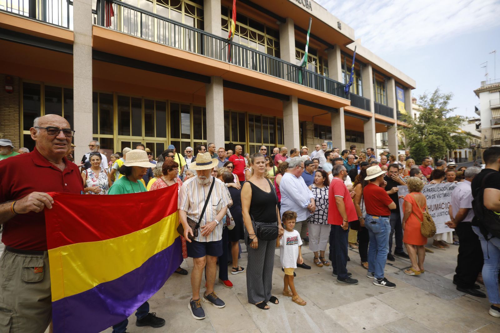 La protesta de los colectivos de memoria histórica ante el Ayuntamiento de Córdoba, en imágenes
