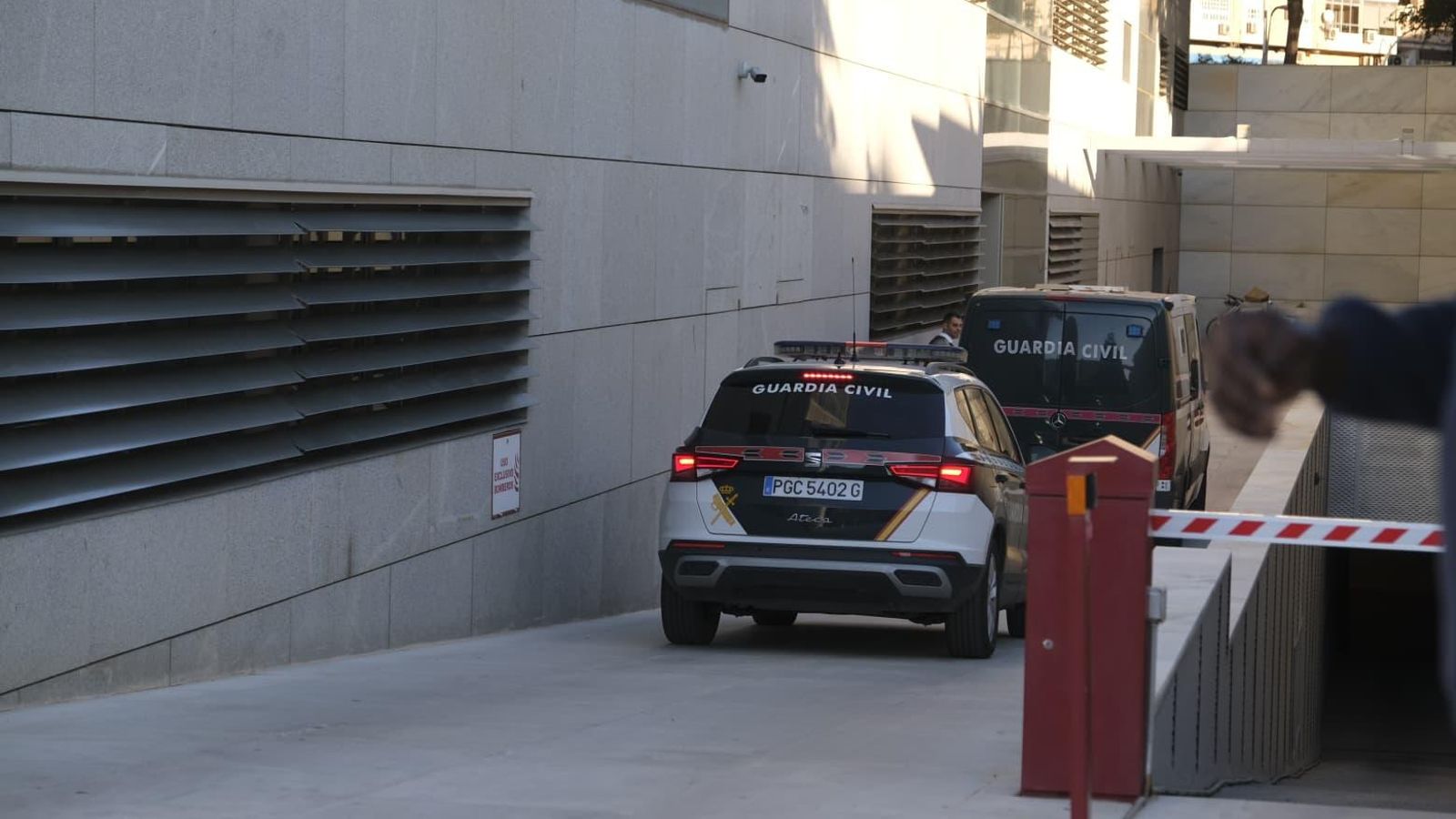 Los vehículos del Instituto Armado entran en el garaje de los juzgados.